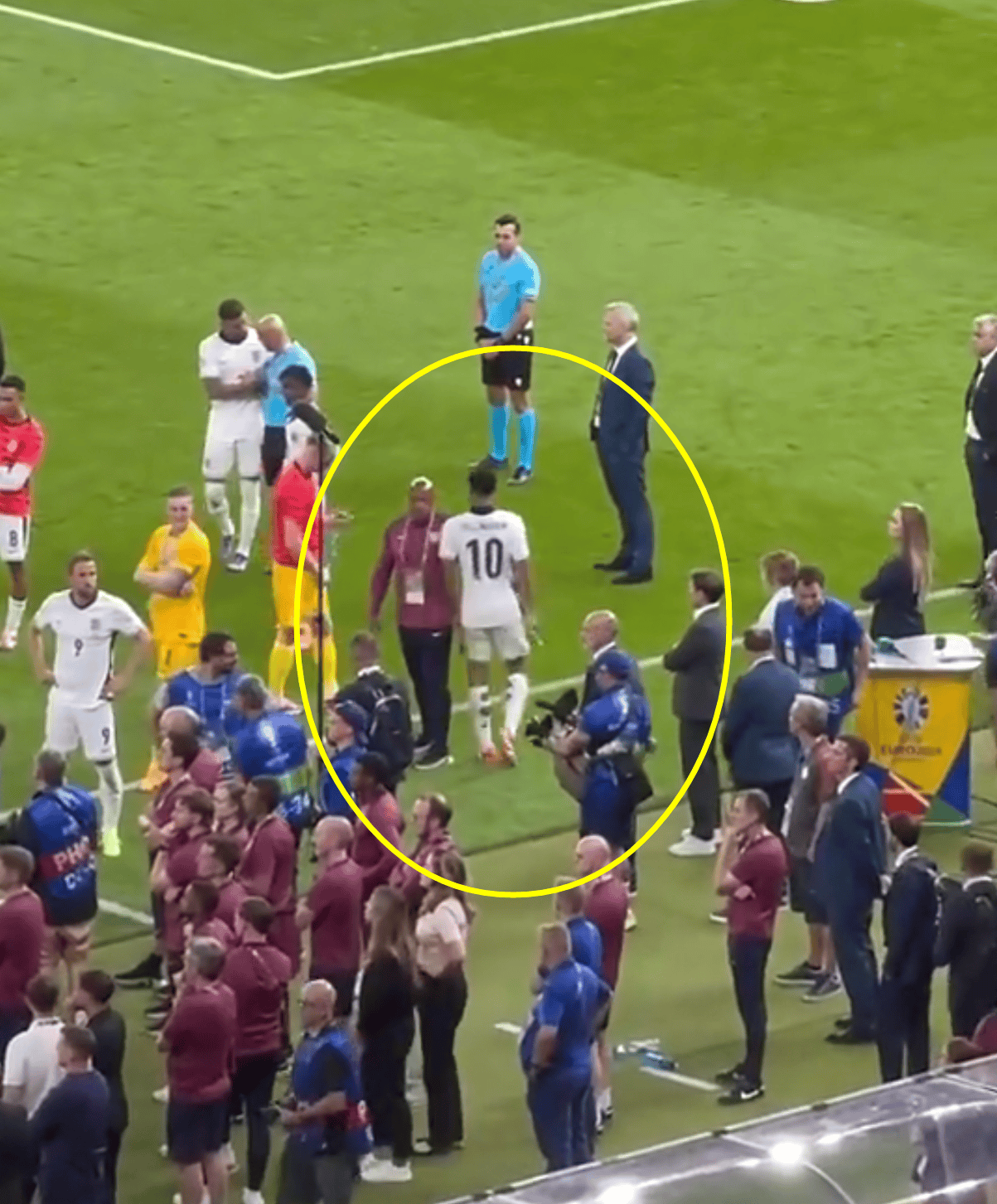 贝林厄姆赛前列队欢迎巴萨，尊重对手尽显风度！的简单介绍